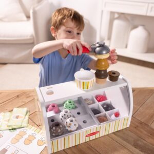 Kolorowa drewniana lodziarnia Melissa & Doug lada sklepowa z gałkami lodów akcesoria rożki łyżka menu zabawki Montessori drewniane jedzenie do zabawy promocja Amazon darmowa dostawa Prime tanio prezent dla dziecka 3 4 5 lat
