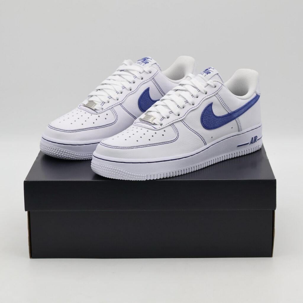 Buty męskie sneakersy Nike Air Force 1 '07 LV8 białe niebieskie detale JD Sports promocja