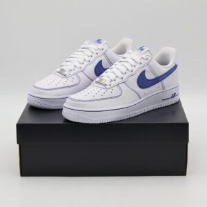 Buty męskie sneakersy Nike Air Force 1 '07 LV8 białe niebieskie detale JD Sports promocja