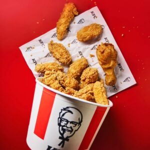 KFC Wtorkowy Kubełek 11 kawałków kurczaka 19,99 zł Hot Wings Stripsy
