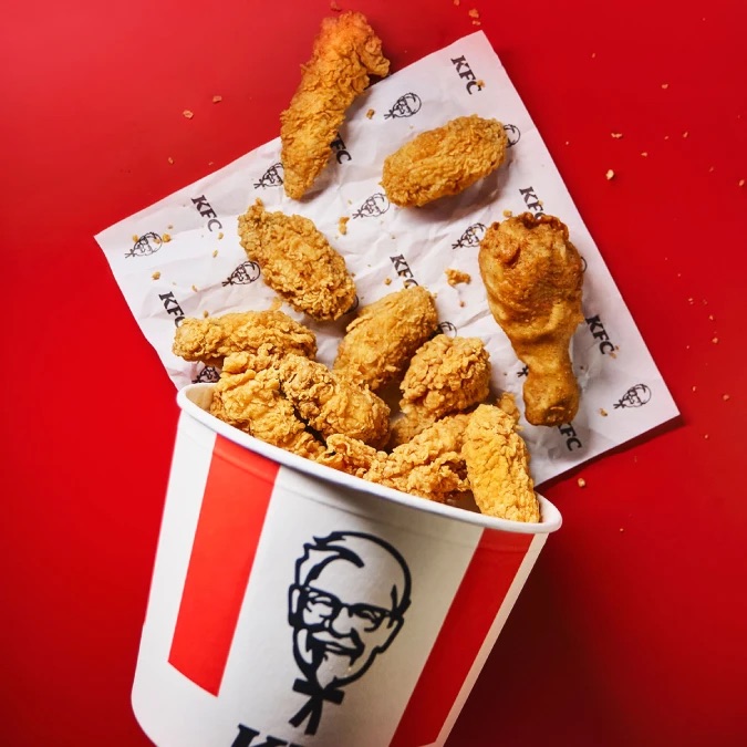 KFC Wtorkowy Kubełek 11 kawałków kurczaka 19,99 zł Hot Wings Stripsy